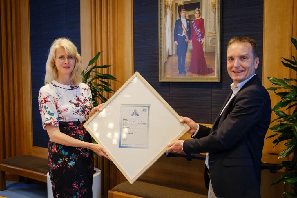 Tom Baerends awarded certificate by Mona Keijzer