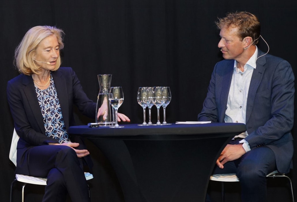 Discussion between Minister of Economic Affairs and Climate, Micky Adriaansens (left) and Chairman of CrowdfundingHub and MKB Stichting Financiering, Mr. Ronald Kleverlaan (right).