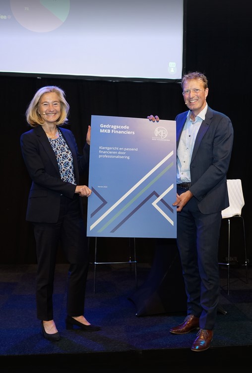 Mr. Kleverlaan handing the New Code of Conduct for SME financiers to Dutch Minister of Economic Affairs and Climate, Micky Adriaansens